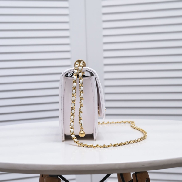 シャネルバッグ背面デザイン